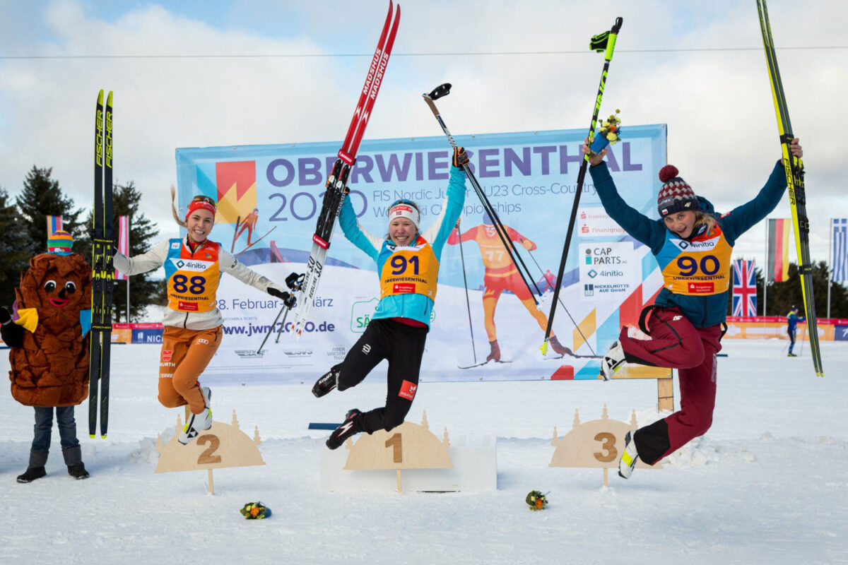 Junioren-WM Oberwiesenthal 2020: Skilanglauf Frauen Siegerehrung: Lisa Lohmann (WSV Oberhof 05) Silber, Helene Marie Fossesholm (NOR) Gold, Izabela Marisz (POL) Bronze (Foto: Studio2media | Marko Unger)