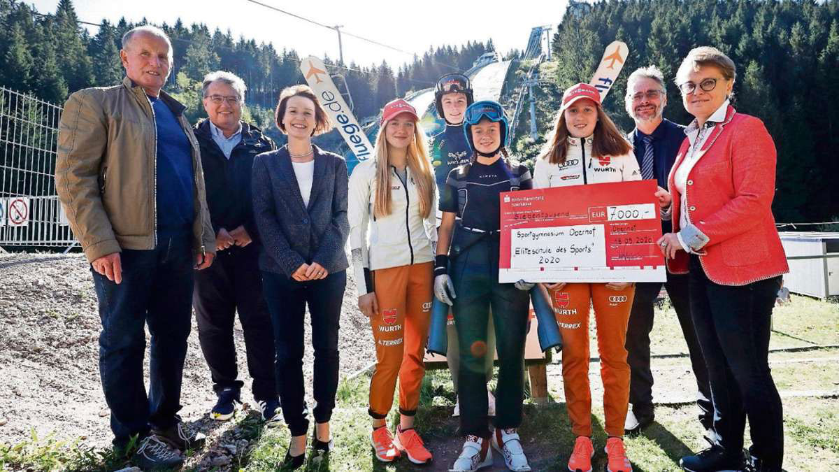 Symbolischer Spendenscheck der Rhön-Rennsteig Sparkasse an den Förderverein des Sportgymnasiums Oberhof (Oberhof, 18.09.2020)