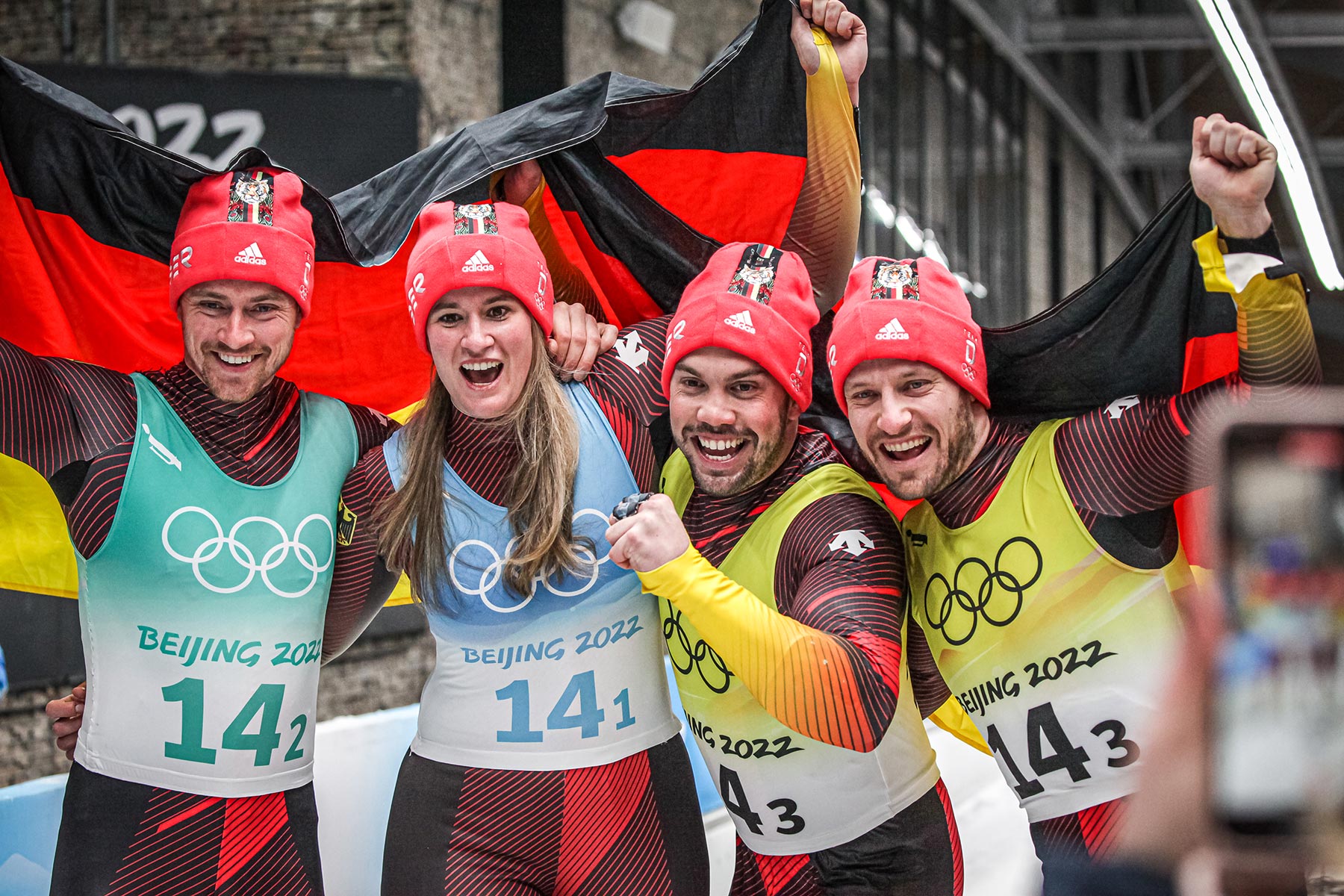 Olympische Spiele Peking 2022: Team Deutschland: Johannes Ludwig, Natalie Geisenberger, Tobias Wendl, Tobias Arlt: Sieg in der Rennrodel-Teamstaffel