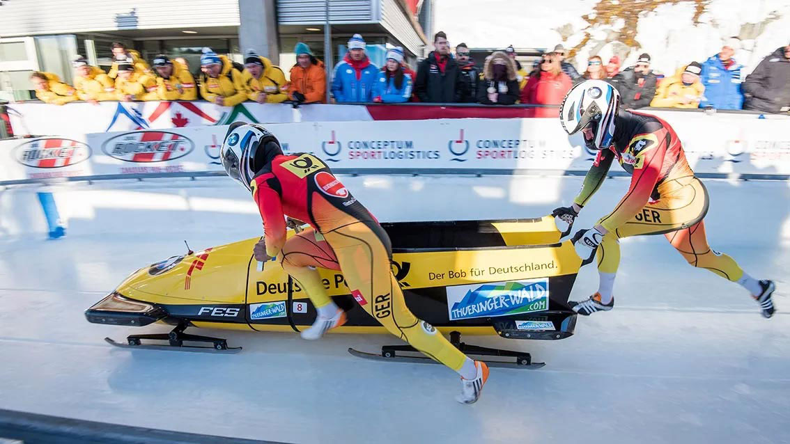 Zweier-Bob: Mariama Jamanka mit Anschieberin beim Start (Quelle: www.oberhof.de/Allee der Olympiasieger und Weltmeister)